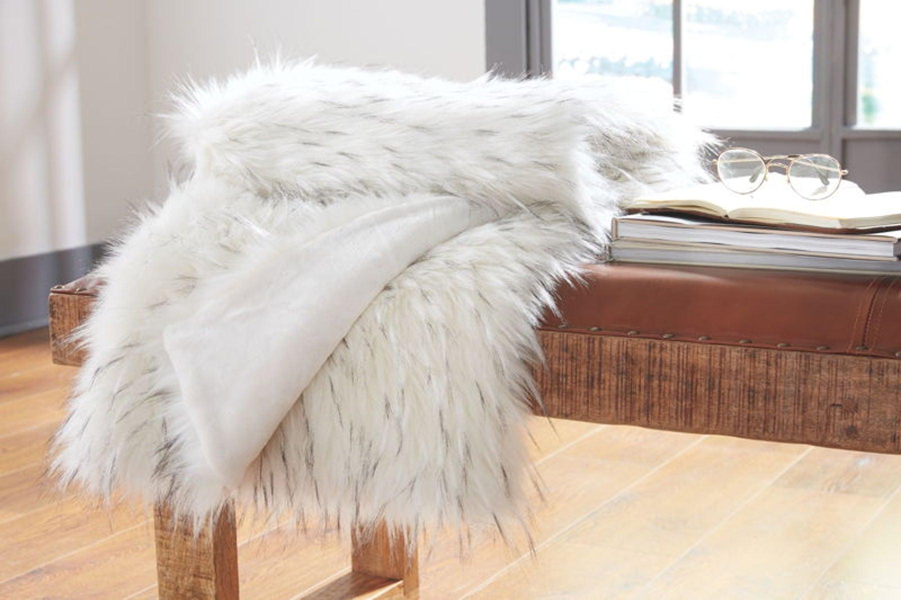Throws - 5th Avenue Furniture
