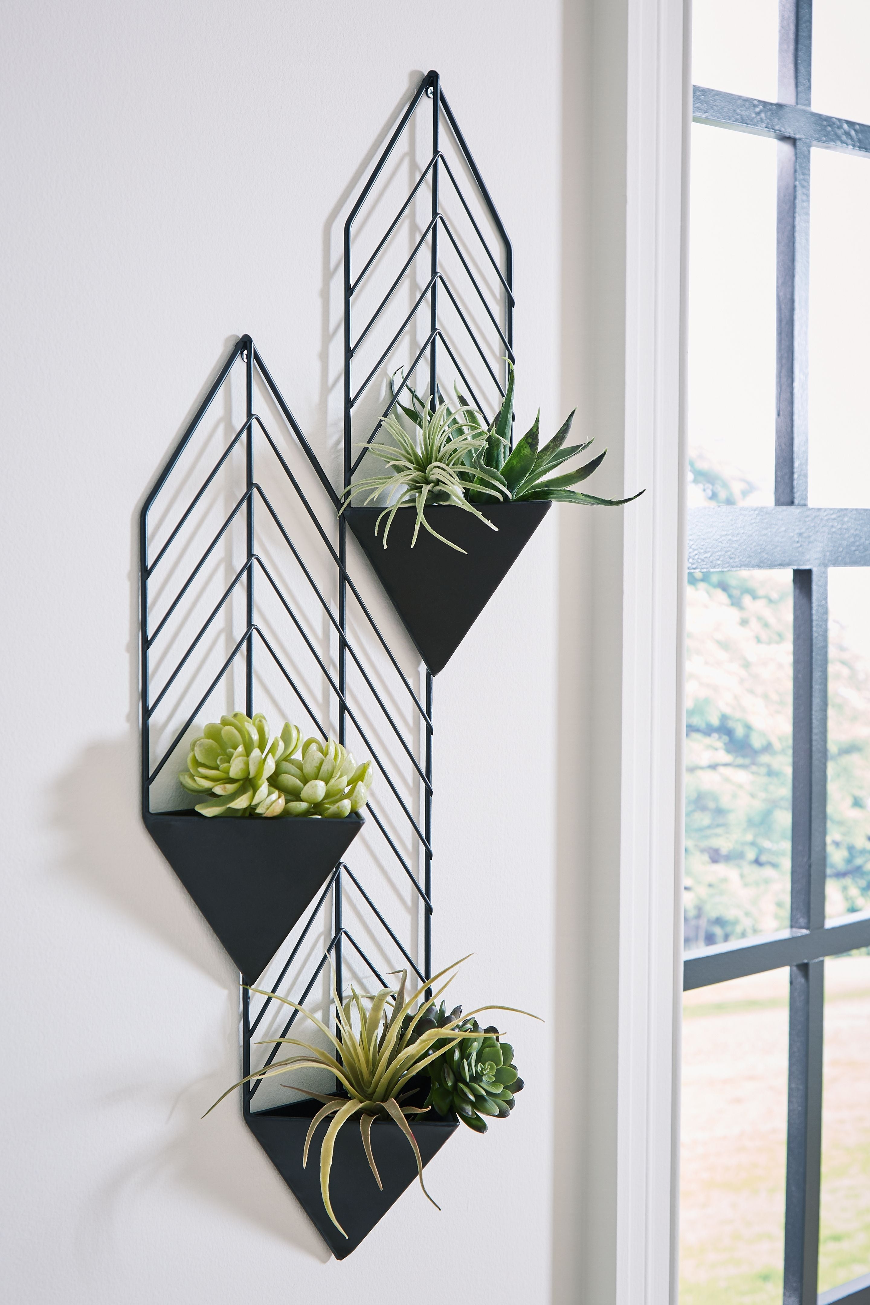 black wall plant hanger Ashley A8010367 Dashney - Black
