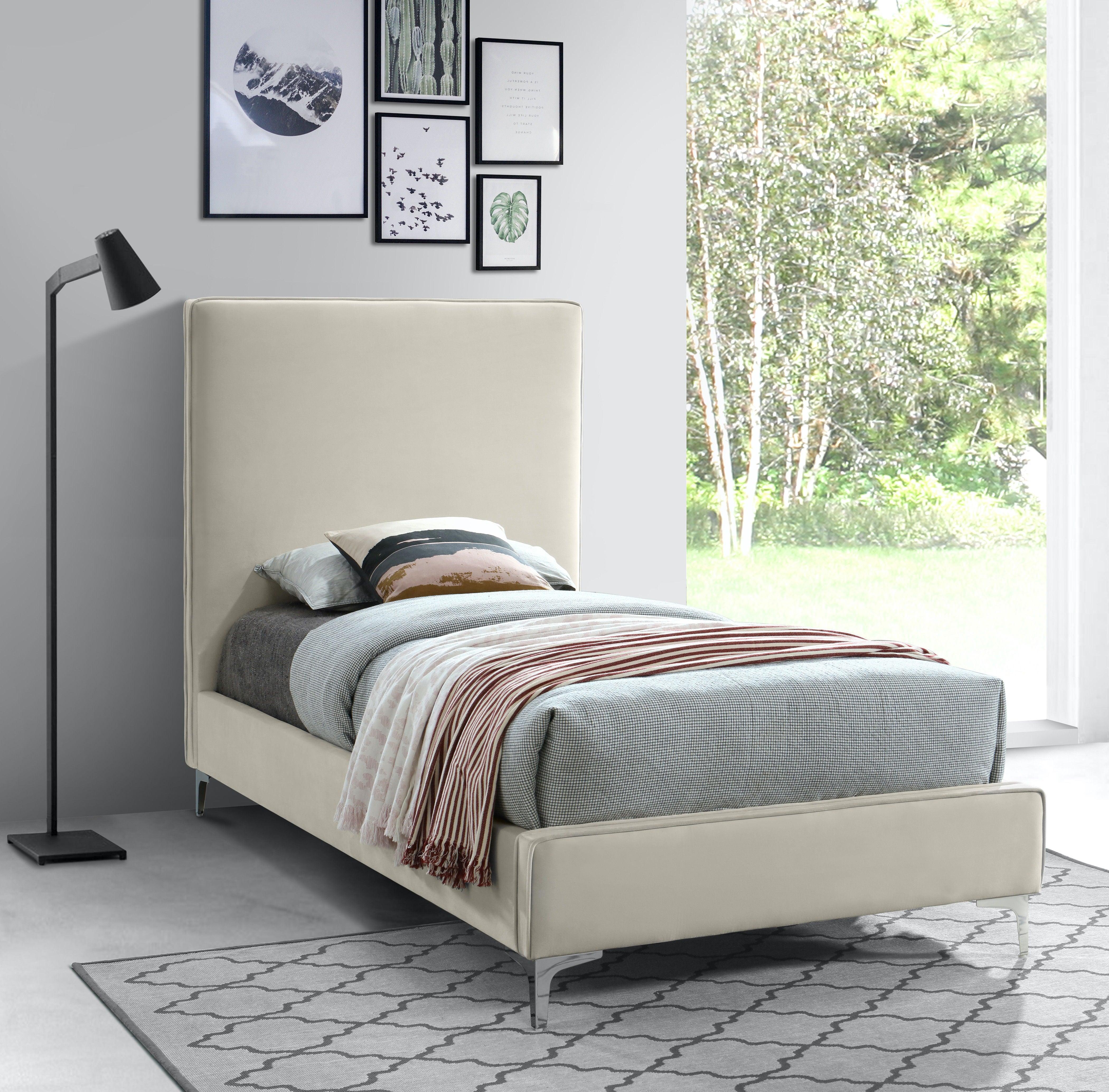 Meridian Furniture - Geri - Bed - 5th Avenue Furniture